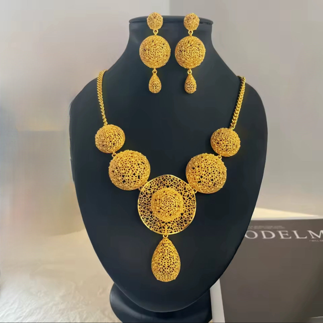Aisha set